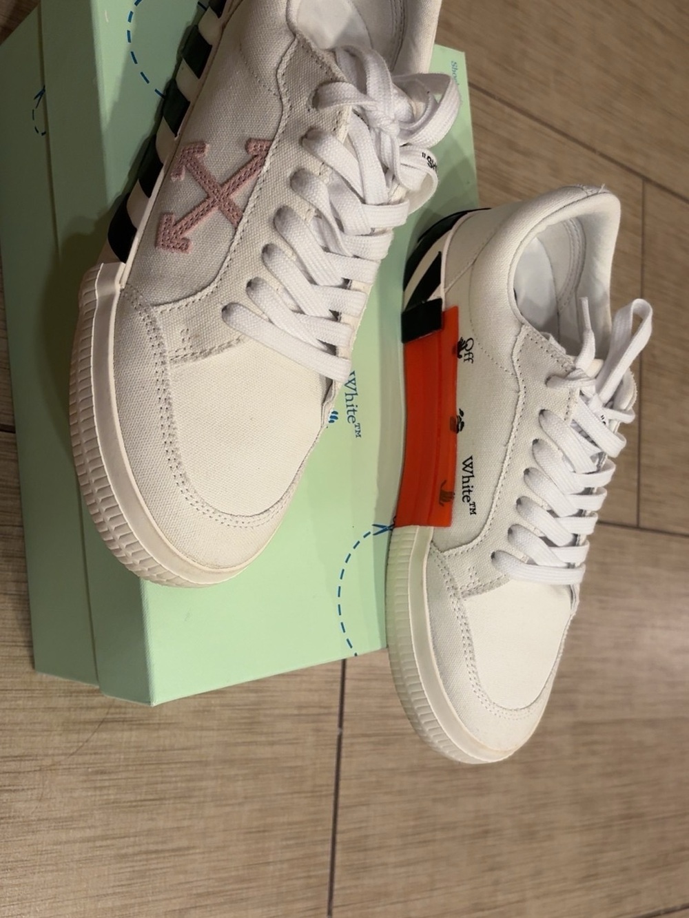 Off-White White Low-Top Sneakers with Pink Logo and Orange Accent